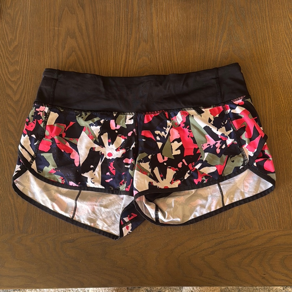 🍋Lululemon Women's Black and Pink Patterned 2.5” Shorts